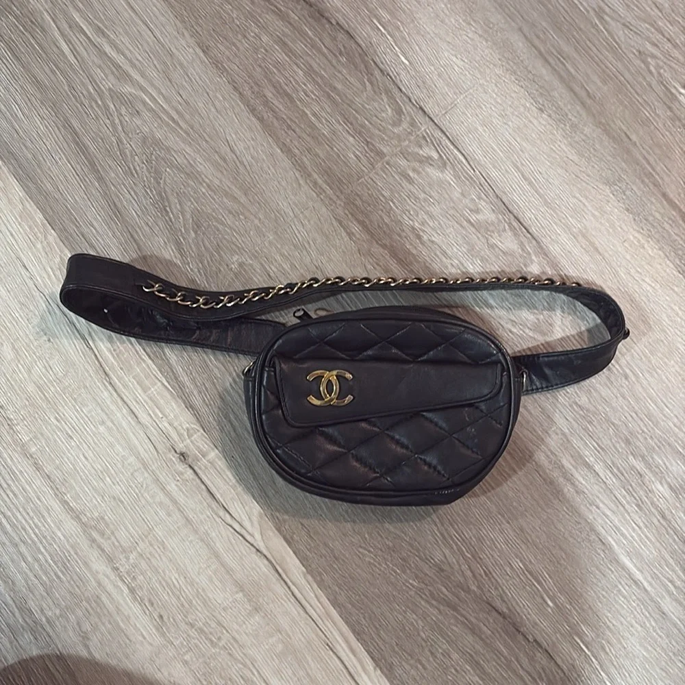 Vintage black leather CHANEL waste purse Fanny pack with chain belt. - Picture 5 of 7